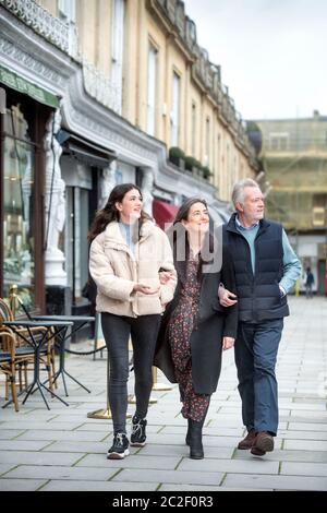 Ein Familienspaziergang auf dem Montpellier Walk in Cheltenham, Großbritannien Stockfoto