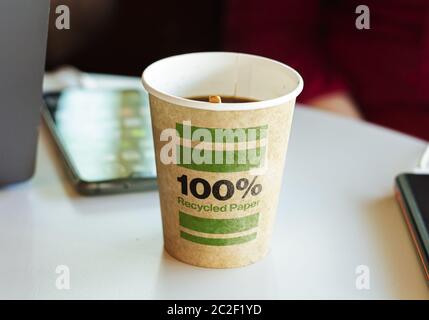 Ein Behälter aus recyceltem Papier mit heißem Kaffee für eine Pause. Stockfoto