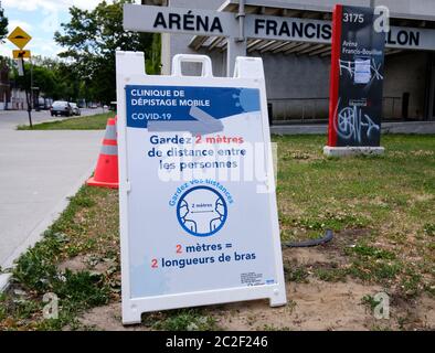 Schild mit Hinweis auf eine mobile Testklinik Covid 19 in Montreal, Kanada. Juni 14, 2020 Stockfoto