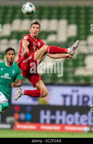 Bremen, 16. Juni 2020 Robert LEWANDOWSKI, FCB 9 SV WERDER BREMEN - FC BAYERN MÜNCHEN in 1. Bundesliga 2019/2020, Spieltag 32. © Peter Schatz / Alamy Live News / gumzmedia/nordphoto/ Pool - die DFL-BESTIMMUNGEN VERBIETEN DIE VERWENDUNG VON FOTOGRAFIEN als BILDSEQUENZEN und/oder QUASI-VIDEO - Nationale und internationale Nachrichtenagenturen OUT redaktionelle Verwendung Stockfoto