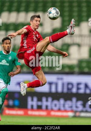 Bremen, 16. Juni 2020 Robert LEWANDOWSKI, FCB 9 SV WERDER BREMEN - FC BAYERN MÜNCHEN in 1. Bundesliga 2019/2020, Spieltag 32. © Peter Schatz / Alamy Live News / gumzmedia/nordphoto/ Pool - die DFL-BESTIMMUNGEN VERBIETEN DIE VERWENDUNG VON FOTOGRAFIEN als BILDSEQUENZEN und/oder QUASI-VIDEO - Nationale und internationale Nachrichtenagenturen OUT redaktionelle Verwendung Stockfoto