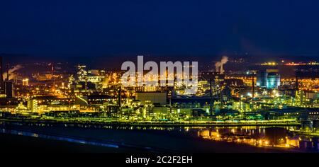 Der Industriestandort Linz österreich vom Pfenningberg aus gesehen bei Nacht Stockfoto