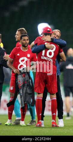 Bremen, Deutschland, 16. Juni 2020 Schlussjubel nach dem Sieg, die Bayern sind damit Deutscher Meister 2020. Trainer Hans-Dieter Flick (FC Bayern München) umarmt Leon Goretzka (FC Bayern München), li: Serge Gnabry (FC Bayern München) mit dem Meister-Shirt mit der Nr.8. SV WERDER BREMEN - FC BAYERN MÜNCHEN IN 1. Bundesliga 2019/2020, Spieltag 32. © Peter Schatz / Alamy Live News / Cathrin Müller/M.i.S./ Pool - die DFL-BESTIMMUNGEN VERBIETEN DIE VERWENDUNG VON FOTOGRAFIEN als BILDSEQUENZEN und/oder QUASI-VIDEO - Nationale und internationale Nachrichtenagenturen OUT redaktionelle Verwendung Stockfoto