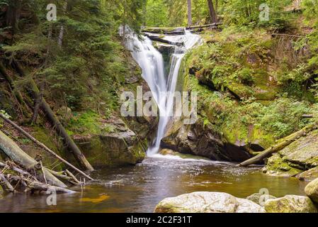 Wasserfall von szklarka River in der Nähe von Szklarska Poreba im Riesengebirge, Polen Stockfoto