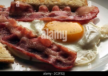 Spiegeleier mit Pancetta Stockfoto