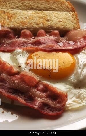 Spiegeleier mit Pancetta Stockfoto