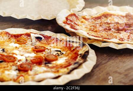 Frisch gebackene margherita Pizza mit Tomatensauce, Mozzarella und Pilzen. Stockfoto