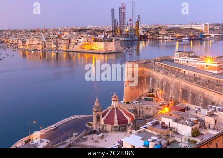 Grand Harbour und Senglea - eine von drei Städten, Kirche unserer Lieben Frau von Liesse am Quay von Valletta bei Sonnenaufgang, Malta. Stockfoto