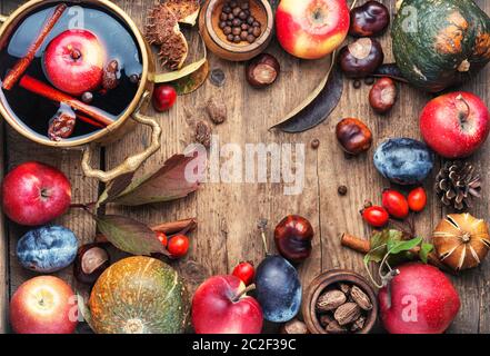 Glühwein, heiße Getränke, Glühwein und Herbst Dekor Stockfoto