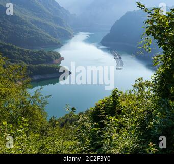 Piva See (Pivsko Jezero) Blick in Montenegro. Stockfoto