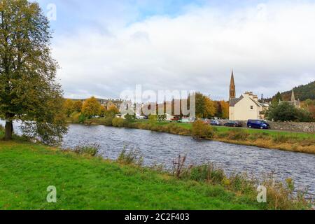 PEEBLES, SCHOTTLAND - 20. OKTOBER 2019: Blick über den Fluss Tweed in Richtung der Stadt Peebles und Saint Andrews Leckie Parish Church Spire Stockfoto