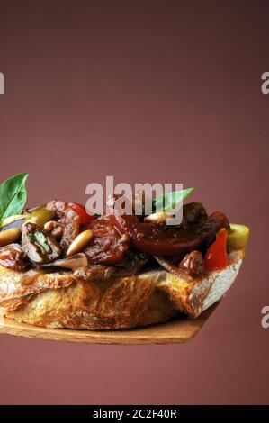 Brotcrouton mit Caponata-Salat Stockfoto