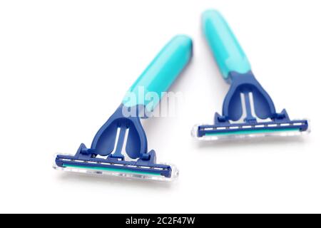 Blau Einweg shaving razor auf weißem Hintergrund Stockfoto