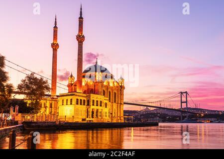 Ortaköy Moschee am schönen Sonnenaufgang Licht, Istanbul, Türkei. Stockfoto