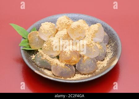 Japanische Süßwaren, Warabi mochi traditionelle Spezialitäten Stockfoto