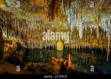 Berühmte Höhle, Cuevas del Drach oder Dragon Cave auf der spanischen Insel Mallorca, in der Nähe von Porto Cristo Stockfoto