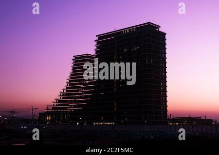 Silhouette der Belgrad Waterfront Gebäude auf dramatischen rosa Himmel Hintergrund. Stockfoto