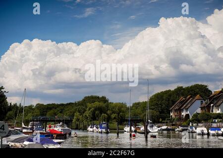 Bournemouth, Großbritannien. Juni 2020. Wasserliebhaber genießen die Sonne auf dem Fluss Stour in Tuckton in Bournemouth, Dorset. Kredit: Richard Crease/Alamy Live Nachrichten Stockfoto