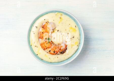 Die Garnelen in eine Schüssel von Caesar Sauce mit Mayonnaise, Salz, Pfeffer, und Zitronenschale, Meeresfrüchte Vorspeise Stockfoto