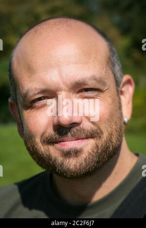 Mann mit Bart Porträt im Freien Stockfoto