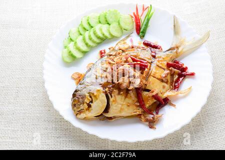 Frittierte weiß Butterfische mit schwarzem Pfeffer Knoblauch, schnelle und einfache Gerichte. Stockfoto