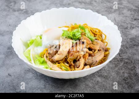 Ei Nudeln serviert mit gerösteten Honig Huhn und weich gekochte Eier (Onsen tamago Eier) Stockfoto