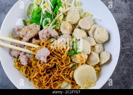 Nudeln mit Schweinefleisch und Fleischbällchen Stockfoto