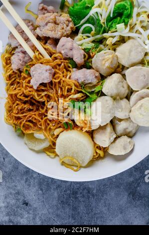 Nudeln mit Schweinefleisch und Fleischbällchen Stockfoto