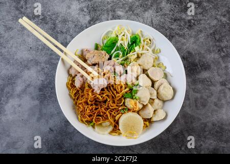 Nudeln mit Schweinefleisch und Fleischbällchen Stockfoto