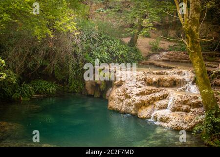 Krushuna Falls sind eine Reihe von Wasserfällen im Norden Bulgariens, in der Nähe von Lovech. Sie sind berühmt durch ihre Landschaft und werden von vielen Travertinen und türkisblauem Wasser gebildet. Stockfoto