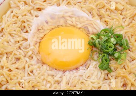 Japanische Instant-Hühnernudeln in einer Schüssel Stockfoto