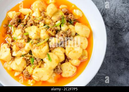 Mapo Tofu, beliebtes chinesisches Gericht. Das klassische Rezept besteht aus seidenen Tofu, gemahlenem Schweinefleisch oder Rindfleisch Stockfoto