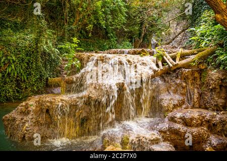 Krushuna Falls sind eine Reihe von Wasserfällen im Norden Bulgariens, in der Nähe von Lovech. Sie sind berühmt durch ihre Landschaft und werden von vielen Travertinen und türkisblauem Wasser gebildet. Stockfoto