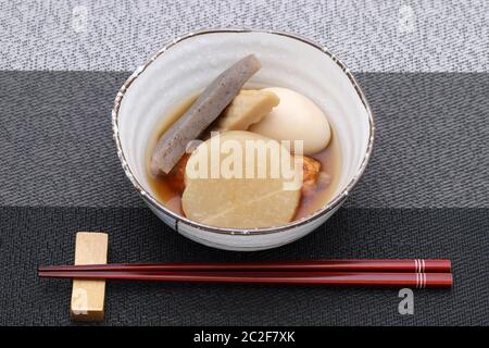 Japanisches Essen, Oden in einer Schüssel auf dem Tisch Stockfoto