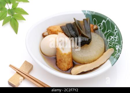 Japanisches Essen, Oden in einer Schüssel auf weißem Hintergrund Stockfoto