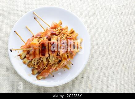 Bacon verpackt gefüllte Pilze, EIN klassischer Lieblings gefüllte Pilz wird zu neuen Höhen durch Wrap genommen Stockfoto