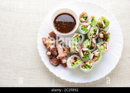 Frische Gemischte asiatische Frühlingsrollen mit gegrilltem Schweinefleisch, frisches Gemüse. Gesundes und Leckeres Gericht Stockfoto