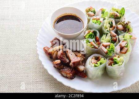 Frische Gemischte asiatische Frühlingsrollen mit gegrilltem Schweinefleisch, frisches Gemüse. Gesundes und Leckeres Gericht Stockfoto