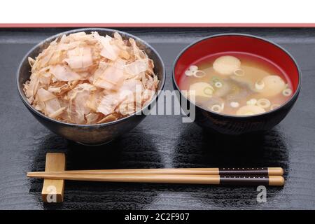 Japanisches Essen, Katuobushi auf Reis mit Miso-Suppe auf Tablett Stockfoto