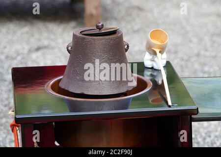 Kaffee Set für traditionellen japanischen grünen Tee Zeremonie, Bügeleisen Topf, Pfanne, im Freien Stockfoto