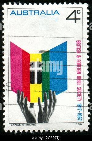 AUSTRALIEN - UM 1966: Stempel gedruckt von Australien, zeigt Hände, die nach der Bibel greifen, um 1966 Stockfoto