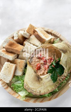 Portugiesische Krabbenfleisch Mayonnaise mousse Meeresfrüchte Traditionelle Tapas Restaurant in Lissabon Stockfoto