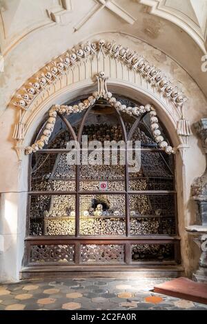 Menschliche Schädel und Knochen Kostnice Sedlec Beinhaus, kleine Römisch-katholische Kapelle, Friedhof Kirche aller Heiligen in Sedlec, einem Vorort von Kutna Hora in der Cz Stockfoto