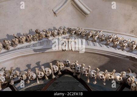 Menschliche Schädel und Knochen Kostnice Sedlec Beinhaus, kleine Römisch-katholische Kapelle, Friedhof Kirche aller Heiligen in Sedlec, einem Vorort von Kutna Hora in der Cz Stockfoto