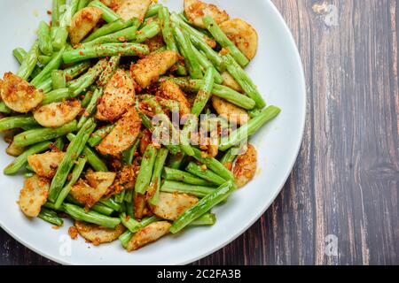 Rühren gebratene String grüne Bohne mit vietnamesischen gegrillte Wurst aus Schweinefleisch Stockfoto