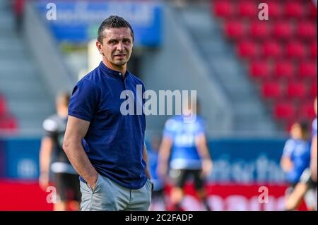 17. Juni 2020, Bayern, Regensburg: Fußball: 2. Bundesliga, Jahn Regensburg - Karlsruher SC, 32. Spieltag. Trainer Mersad Selimbegovic aus Regensburg ist im Stadion. Foto: Armin Weigel/dpa - WICHTIGER HINWEIS: Gemäß den Vorschriften der DFL Deutsche Fußball Liga und des DFB Deutscher Fußball-Bund ist es verboten, im Stadion und/oder aus dem Spiel fotografierte Bilder in Form von Sequenzbildern und/oder videoähnlichen Fotoserien zu nutzen oder auszunutzen. Stockfoto