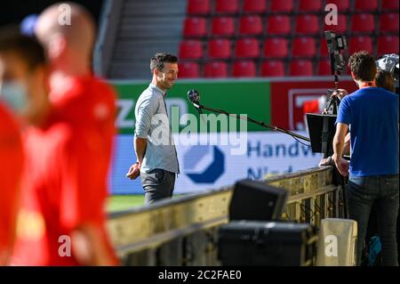 17. Juni 2020, Bayern, Regensburg: Fußball: 2. Bundesliga, Jahn Regensburg - Karlsruher SC, 32. Spieltag. Trainer Christian Eichner aus Karlsruhe gibt vor dem Spiel ein Interview. Foto: Armin Weigel/dpa - WICHTIGER HINWEIS: Gemäß den Vorschriften der DFL Deutsche Fußball Liga und des DFB Deutscher Fußball-Bund ist es verboten, im Stadion und/oder aus dem Spiel fotografierte Bilder in Form von Sequenzbildern und/oder videoähnlichen Fotoserien zu nutzen oder auszunutzen. Stockfoto