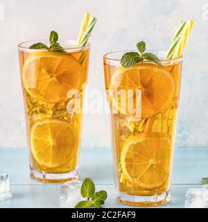 Eistee mit Zitrone und Minze. Selektive konzentrieren. Stockfoto
