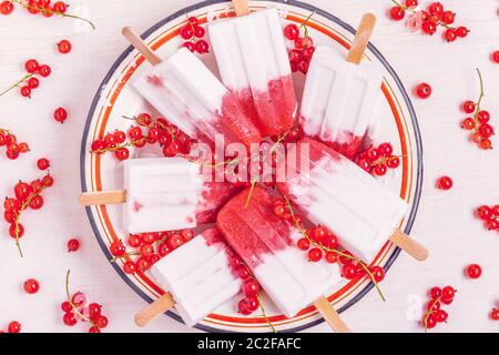 Hausgemachte Beeren und Kokosmilch Eis am Stiel, Ansicht von oben. Stockfoto