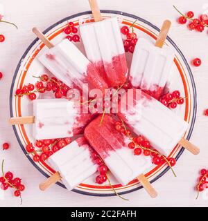 Hausgemachte Beeren und Kokosmilch Eis am Stiel, Ansicht von oben. Stockfoto